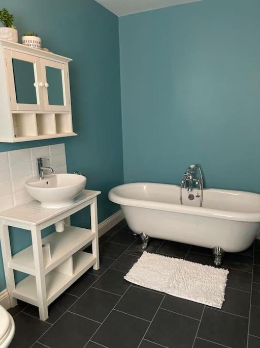 וויימות' Large Coastal Cottage, Private Indoor Pool, Hut Tub, Sauna And Steam Pod מראה חיצוני תמונה